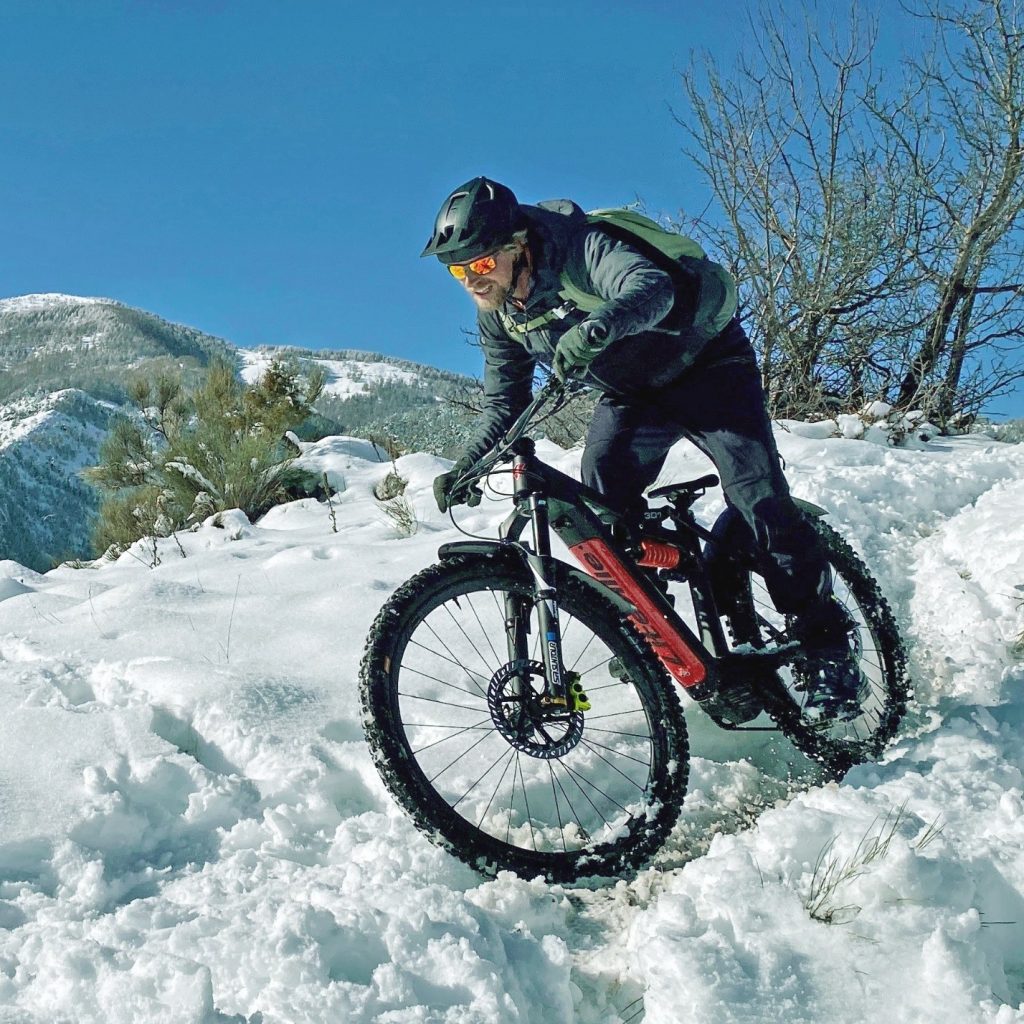 دوچرخه سواری در برف سنگین