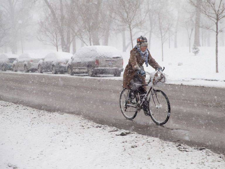 دوچرخه سواری در هوای برفی